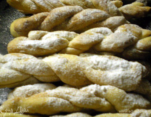 Перед подачей посыпать сахарной пудрой.