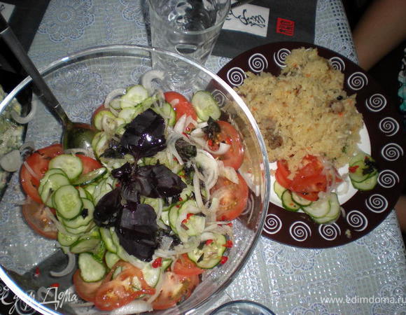 Салат"АЧЧИК-ЧУЧУК"
Помидоры,огурцы вымыть и нарезать тонкими кружками.Лук нарезать тонкими кольцами и промыть холодной водой.Базилик некрупно нарезать.
Всё выложить в глубокую миску,посолить и украсить луковыми полукольцами и веточкой базилика.