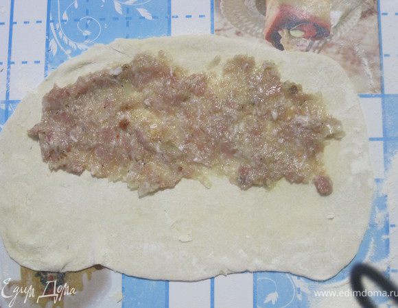 Тесто делим на порционные шарики. Раскатываем и формируем чебуреки нужного размера.