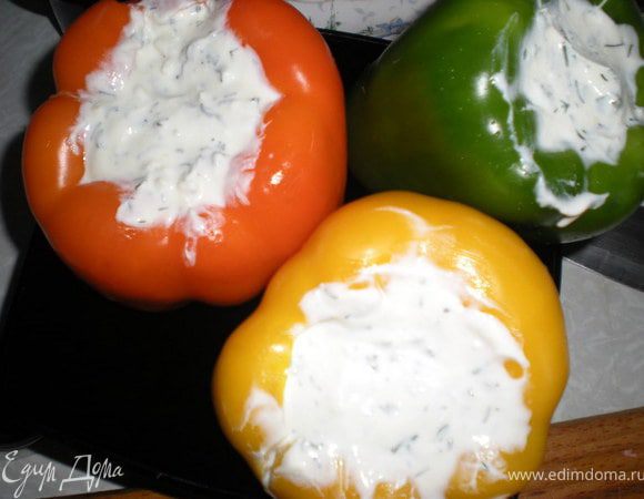 "ЛАЗЗАТ"
Брынзу тщательно растереть вилкой со сметаной и сливочным маслом.Измельчить чеснок и зелень.Всё перемешать и наполнить перцы.Убрать в холодильник на 30-40 мин(у меня стояли ночь)Перед подачей нарезать кружками и выложить на плоское блюдо.