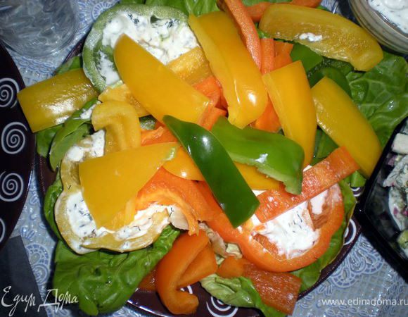 Мы макали дольки перчика в соус и было очень вкусно)))