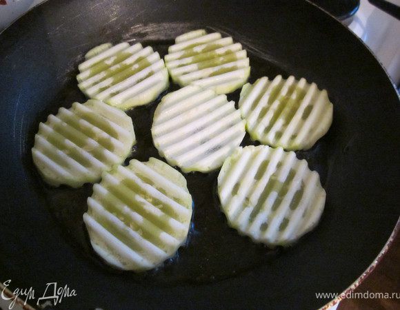 Кабачок почистить, порезать на кружочки и обжарить на оливковом масле. Посолить, поперчить.