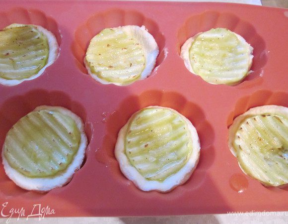 Выложить кабачок на тесто в формочки.