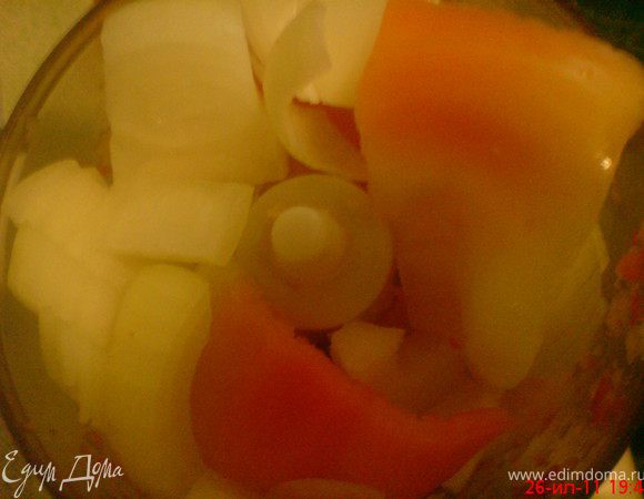 три перца и лук и капусту измельчить в блендере