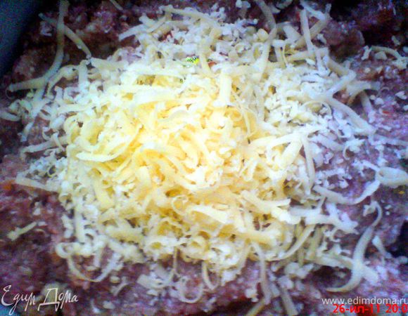 к фаршу добавить приправу,соль,смесь перцев  измельчённые овощи и сыр,натёртый на тёрке