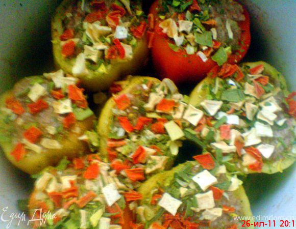 перец наполнить фаршем и присыпать приправой "Зелень для супа" 
