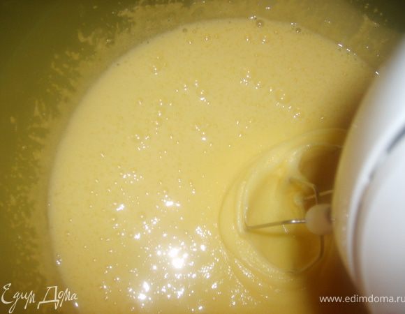 Яйца хорошо взбиваем с сахаром 