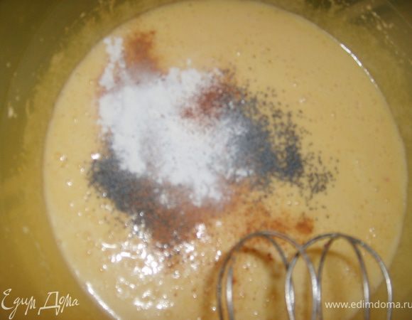 Всыпать разрыхлитель, мак, корицу, мускатный орех, влить растопленное масло и перемешать 