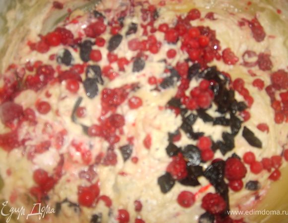 В конце добавляем ягоды-фрукты, аккуратно ложкой перемешиваем