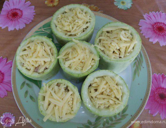 кабачки заполнить фаршем, посыпать сыром