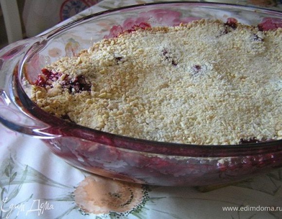 Сверху разложить тесто-крошку. Запекать в духовке 40 минут при 190*С. Затем увеличить температуру до 200*С и печь еще 5 минут, пока на поверхности не появятся пузырьки. Подавать теплым, можно дополнить шариком мороженого :)