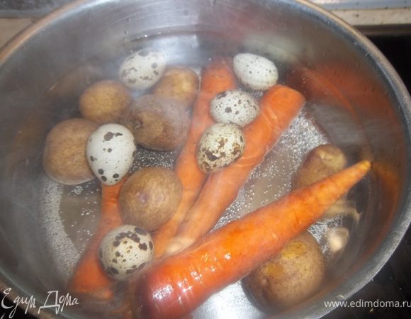 Отварить морковь, картошку и яйца