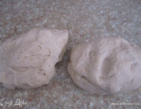 Немного подмесить.
При желании разрезать на две части.