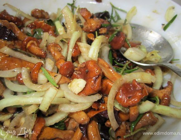 Грибы вымыть, очистить.
Положить на сухую сковороду и потушить их, чтобы из них ушла влага (примерно 15-20 минут).
Лук нарезать полукольцами.
Нарезать мелко чеснок, базилик.
Розмарин очистить от грубых веточек.
Все смешать.
Добавить соль, перец, оливковое масло, бальзамический уксус.
Оставить мариноваться на 30-60 минут.
