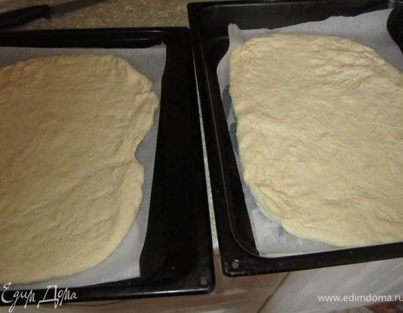 тесто раскатать, а еще лучше растянуть руками.
Выложить на противень (закрытый пергаментной бумагой).
Дать постоять 10-15 минут.
Духовку включить на 190-200 гр.