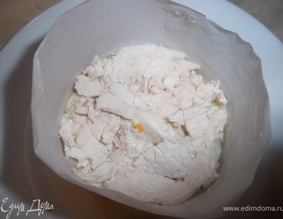 Потом выкладуем порубленую курицу