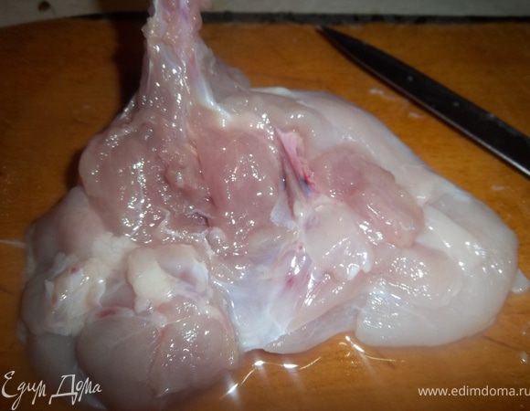 Вырезать косточку.Отбить филе