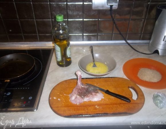 Подготавливаем рабочее место.Делаем двойную панировку