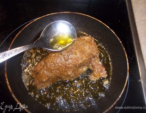 На предварительноо разогретую сковородку выкладуем котлету и поливаем ее маслом