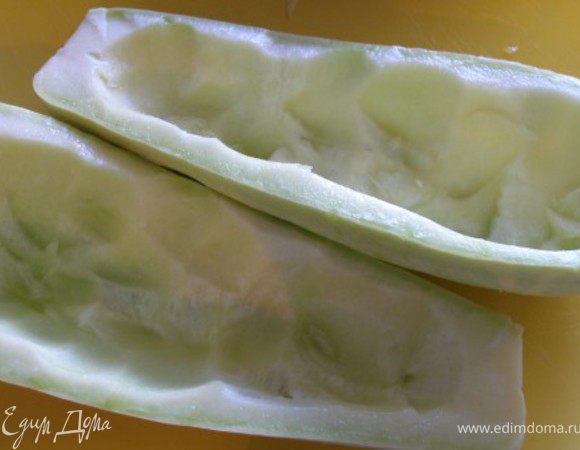 Кабачки разрезать вдоль на две части, выскрести мякоть и отварить в кипящей подсоленной воде 2-3 мин.