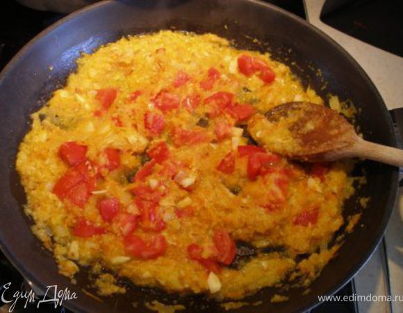 Чеснок, лук измельчить, морковку мелко натереть и все вместе обжарить на оливковом масле 7-8 мин. Добавить мякоть кабачка (измельченную в блендере) и порезанные помидоры. Готовить еще 5 мин. 