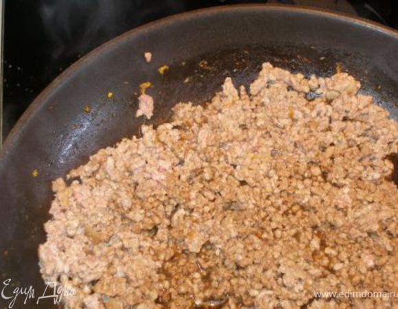 Отдельно обжарить мясной фарш 5 минут, добавить соевый соус и готовить еще 10 минут. 