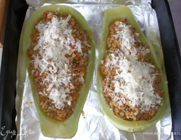 Посыпать сверху пармезаном и отправить на 10-15 минут в духовку при 210С. 