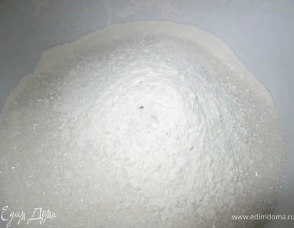 Муку,крохмал соль, разрыхлитель, 100 гр. сахара смешать.