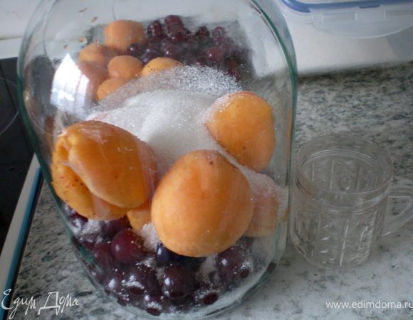Вымытые и обработанные плоды укладывают в банки. Плоды, уложенную в банки, засыпают сахарным песком.