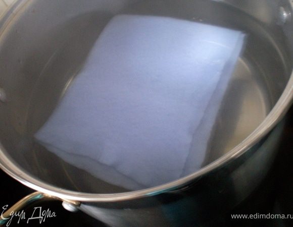 В кастрюлю заливают воду, доводят до кипения заранее. На дно кастрюли кладут тряпочную салфетку. Это делается для того чтобы в процессе стерилизованная банка не прикасалась ко дну кастрюли, иначе во время кипячения от тряски банка может треснут.
