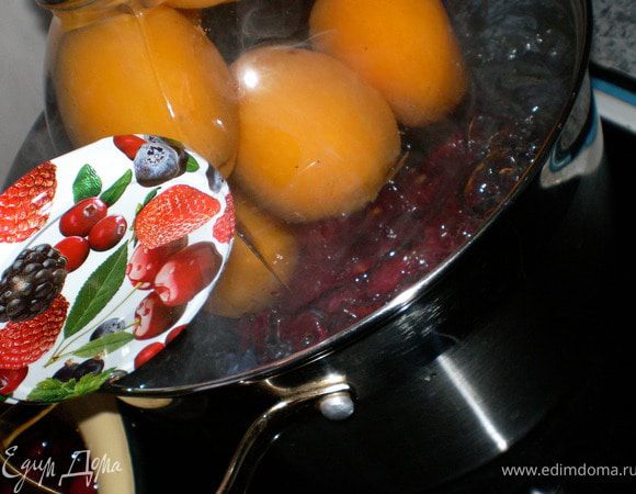 Банку с компотом ставят в кастрюлю с горячей водой, туда же (в кастрюлю) бросают крышечку
Для стерилизованная. Стерилизуют в течении 40 мин.
