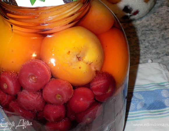 Очень аккуратно достать с кастрюли банку и крышечку. Закупорить банку.