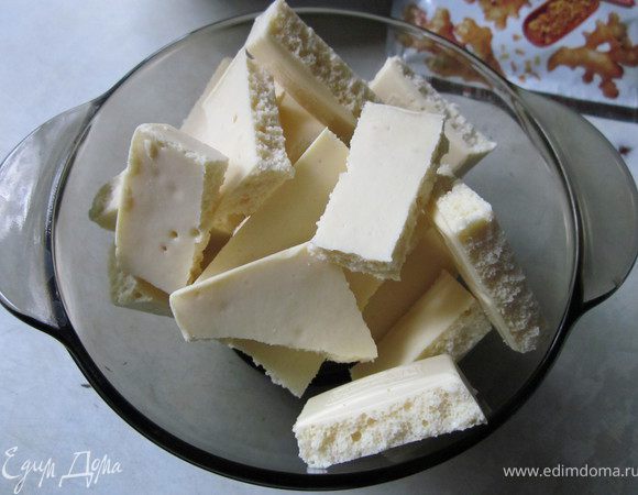 Шоколад растопить на водяной бане или в микроволновке.