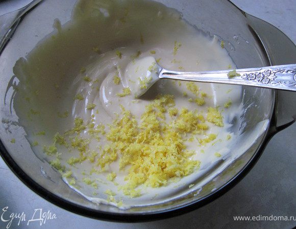 Добавить лимонную цедру, сок лимона.