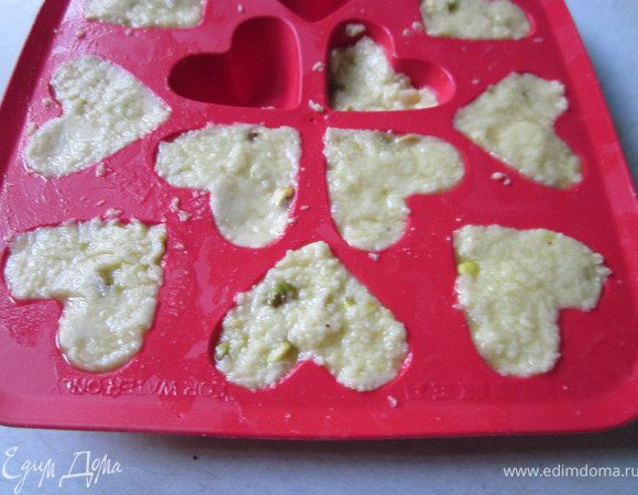 Фисташки порубить ножом, несколько оставить для украшения. Добавить куркуму на кончике ножа. Хорошенько перемешать шоколадную массу. Разложить в формочки и поставить в холодильник для застывания. В отличии от темного, белый шоколад холода не боится. Мне хватило 30 минут.