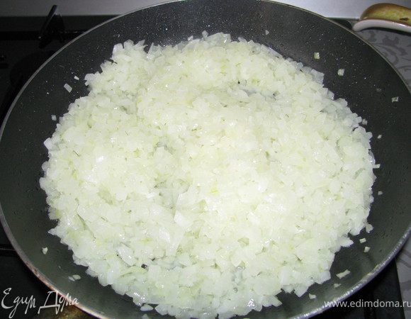 В это время можно спокойно очистить лук , порезать очень мелко и обжарить его на масле(я кладу масла меньше , где-то примерно 50г) до прозрачного состояния.