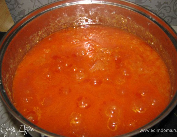 После того как прошло 2 часа добавляем в кастрюлю сахарный песок , обжаренный лук , соль и томатную пасту. Все хорошо перемешать , накрыть крышкой и тушить еще 40 минут периодически помешивая.