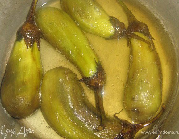 Баклажаны аккуратно отжать от солёной воды и бросить в кипящую воду. Варить минут 8-10,откинуть на дуршлаг, дать остыть.
Сахар растворить в воде, положить гвоздику, довести до кипения.
Баклажаны снова слегка отжать, добавить в кастрюлю с сиропом,варить минут 30-35.