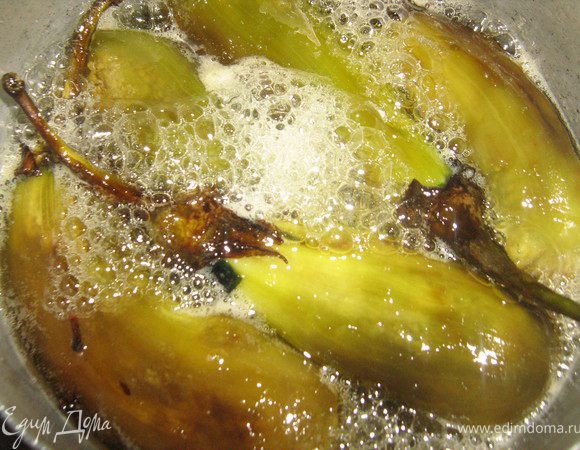 Влить лимонный сок, варить еще пару минут