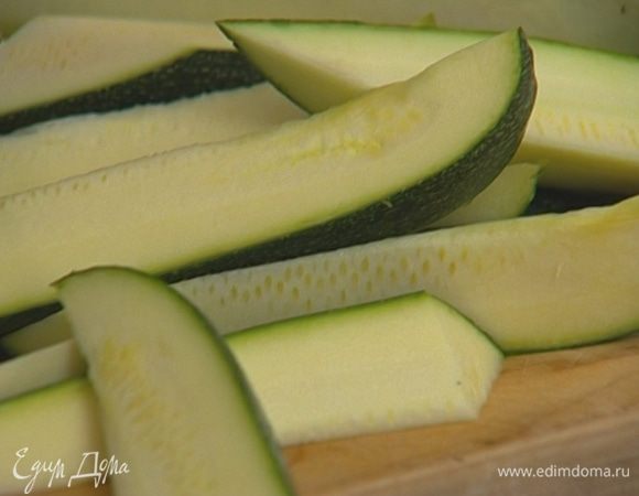 Цукини и баклажан разрезать пополам, затем каждую половину — вдоль еще на восемь кусочков. 