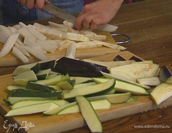 Пастернак и сельдерей почистить и тоже нарезать длинными кусочками. 