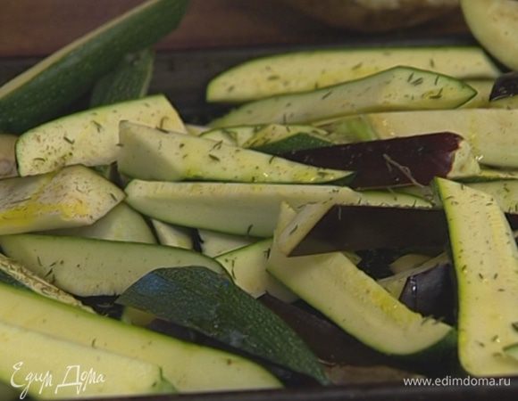 На один противень уложить цукини и баклажан, на другой — сельдерей и пастернак. Поперчить, присыпать тимьяном и полить 4 ст. ложками оливкового масла. Добавить в каждый противень по 3–4 зубчика чеснока в кожуре и запекать в разогретой духовке 20 минут.