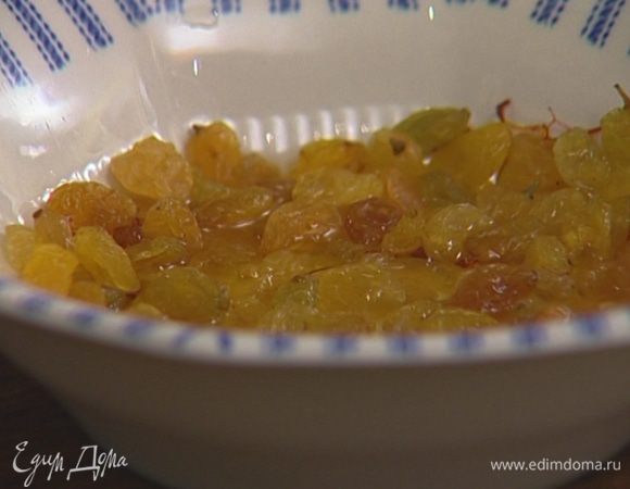 Шафран и изюм замочить в небольшом количестве теплой воды на 5 минут. 