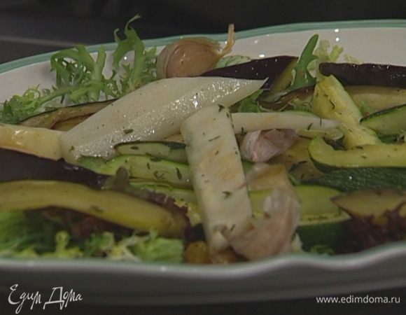 Сверху разложить запеченные кусочки цукини, баклажана и кореньев.
