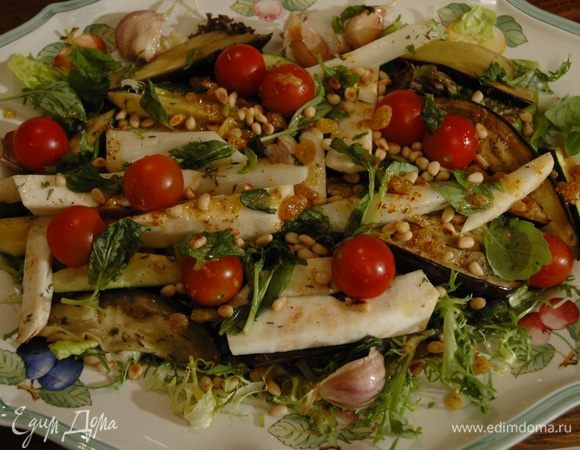 Присыпать листьями базилика, оставшимися орехами, полить оставшейся заправкой. 
Подавать салат теплым. 

