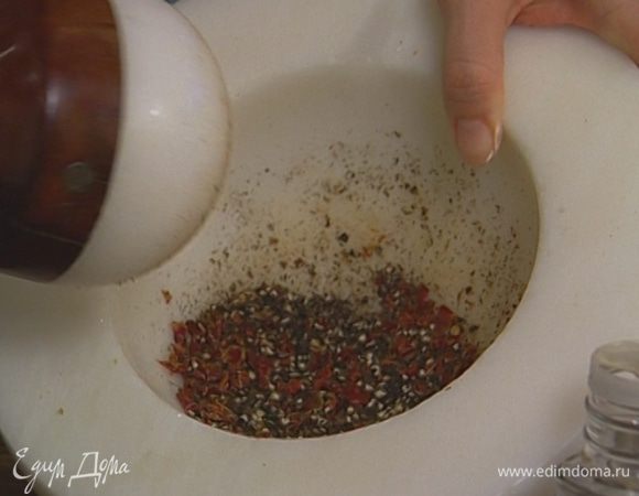 Паприку и 10 горошин черного перца растереть в ступке.