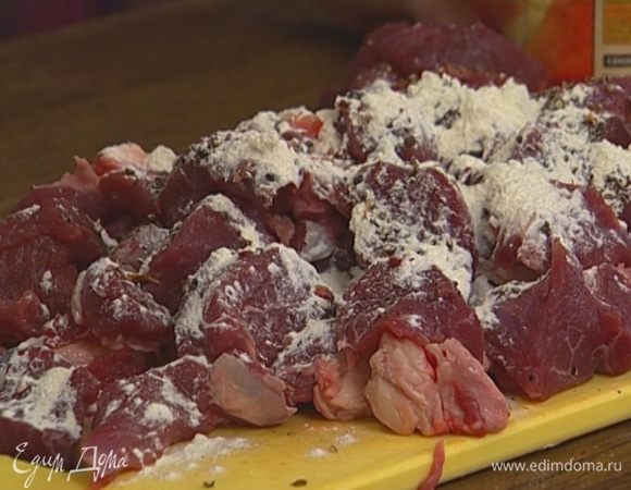 Обвалять мясо в муке и перце с паприкой.