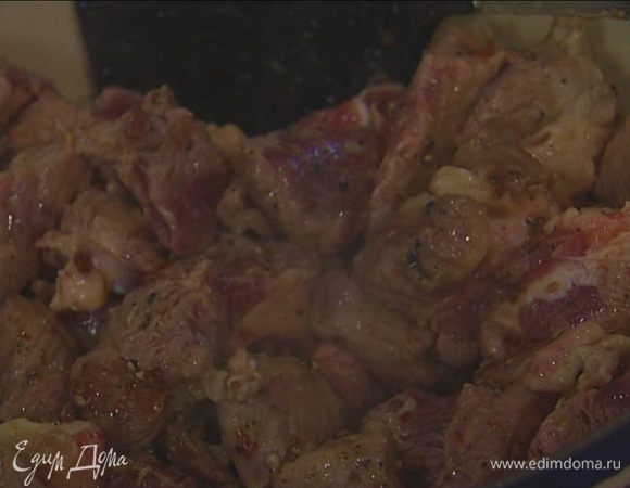 В глубоком тяжелом сотейнике разогреть 2 ст. ложки оливкового и 1 ст. ложку сливочного масла и обжаривать мясо до появления золотистой корочки.