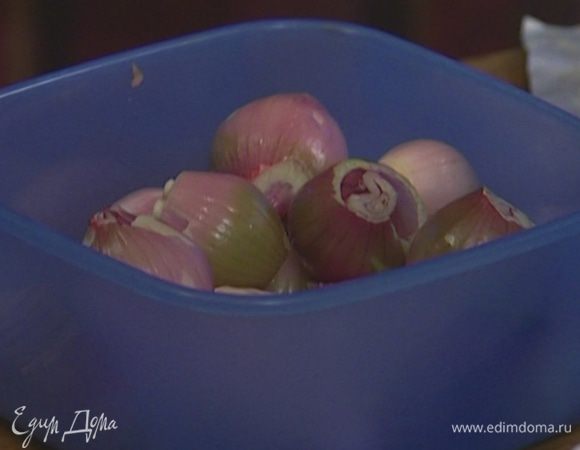 Лук-шалот почистить и разрезать на четвертинки.