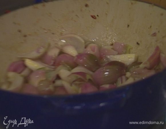 Переложить мясо на блюдо, сотейник протереть бумажным полотенцем, разогреть в нем оставшееся оливковое и сливочное масло, выложить шалот и, помешивая, обжаривать 1–2 минуты.